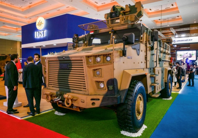 Véhicule blindé peint à camoflauge dans une expo d'armes