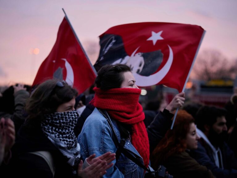 Deuxième nuit de manifestations à Turkiye après la détention du maire d'Istanbul