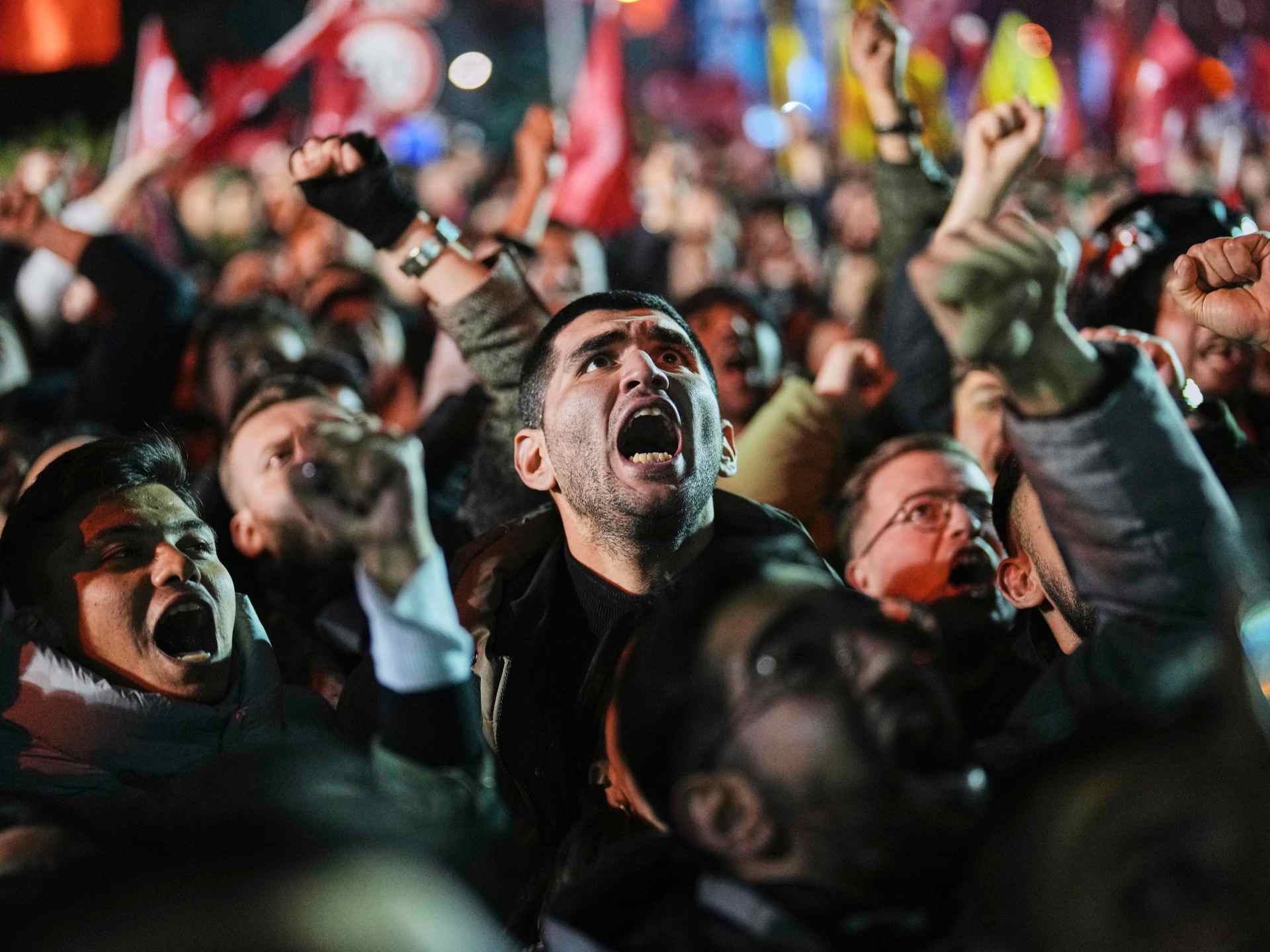Des milliers de personnes se joignent à mars à Istanbul de Turkiye pour protester contre l'arrestation du maire