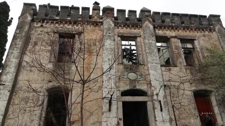 Le poste de police historique a brûlé lors de la fusillade… 10 personnes ont été détenues