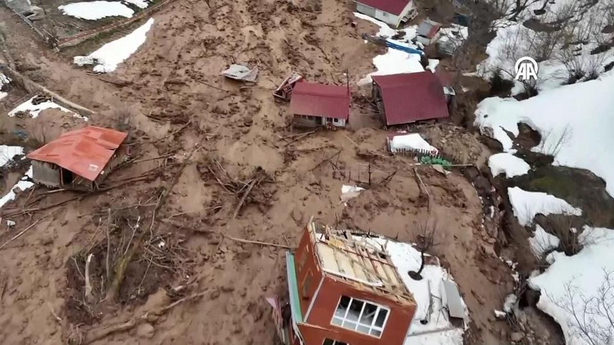 Il a avalé 3 glissements de terrain à Artvin!