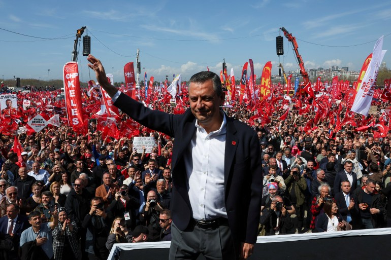 Ozgur Ozel, chef de la Turquie, le Parti du peuple républicain (CHP), le chef de la Turquie, assiste à un rassemblement pour protester contre l'arrestation du maire d'Istanbul, Ekrem Imamoglu, dans le cadre d'une enquête sur la corruption, à Istanbul, Turquie, 29 mars, 2025.