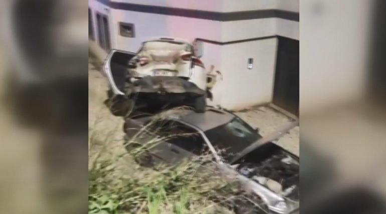 Hors de contrôle, la voiture est tombée sur la voiture garée