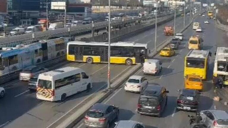 Iett Bus s'est écrasé, la route fermée à la circulation