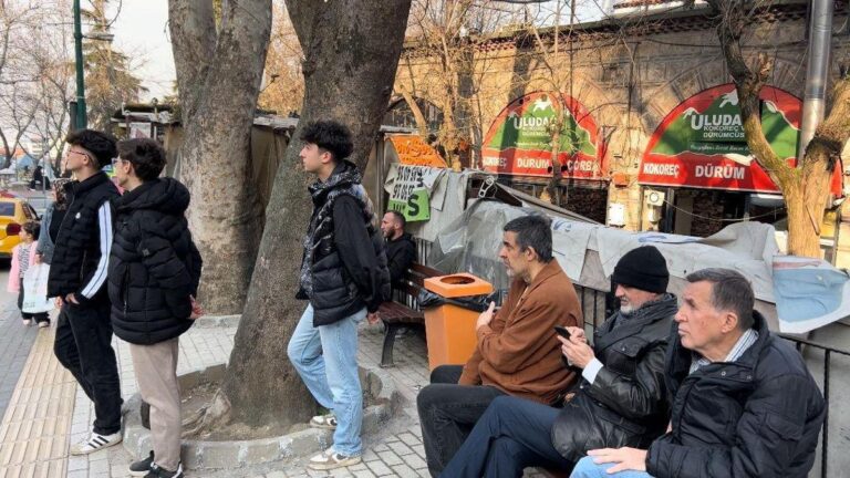 Ils se réunissent tous les jours et le regardent jusqu'à Iftar! « Nous suivons une pure attention très agréable »