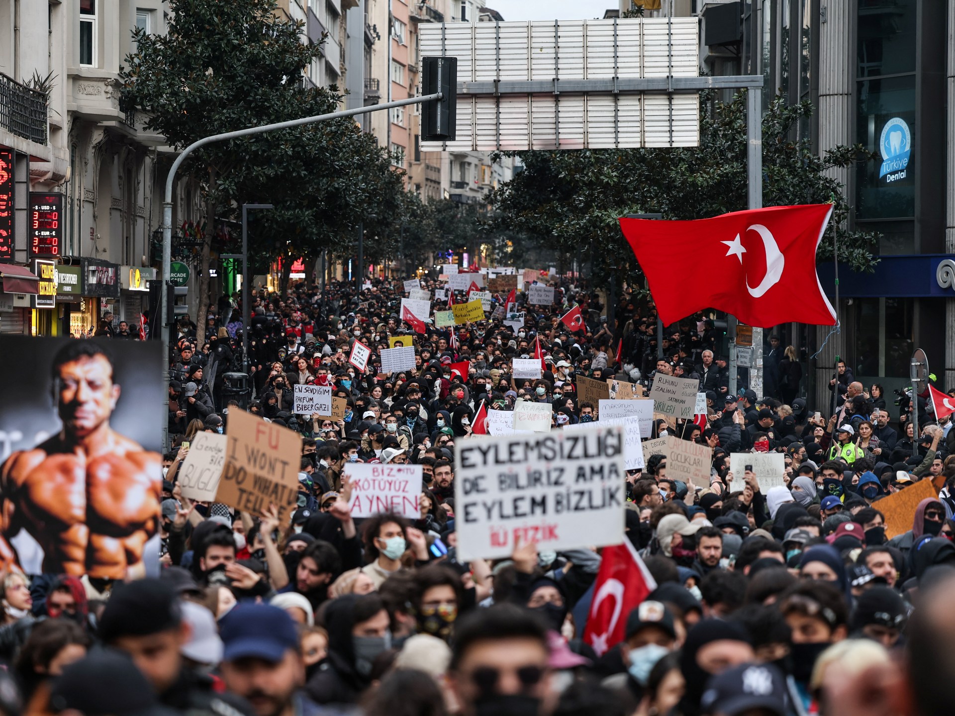 Istanbul divisé en tant qu'arrêt du rival d'Erdogan étincelle les protestations anti-gouvernementales