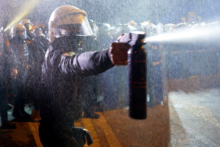 Un policier utilise un spray de contrôle des foules pour disperser les manifestants lors d'une manifestation contre la détention du maire d'Istanbul Ekrem Imamoglu, à Istanbul, Turquie, 22 mars 2025. Reuters / Murad Sezer TPX Images de la journée