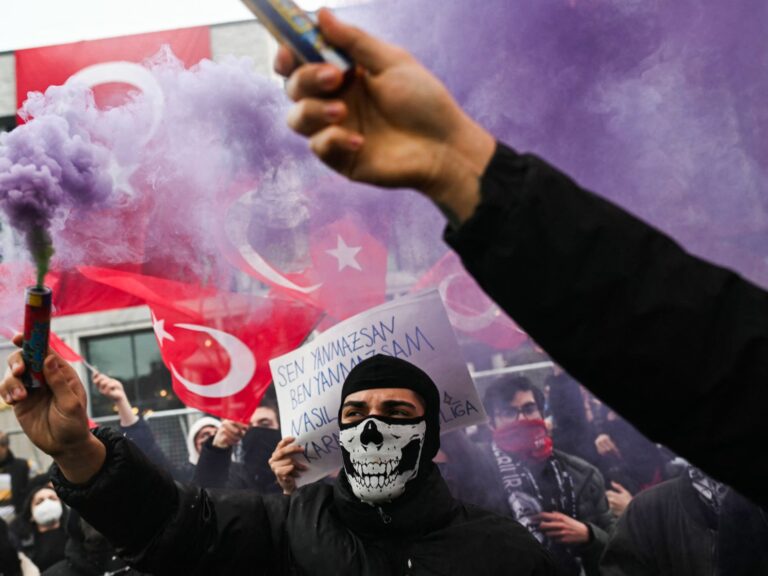 Turkiye détend plus de 1 100 alors qu'Erdogan blâme l'opposition «maléfique» pour les manifestations