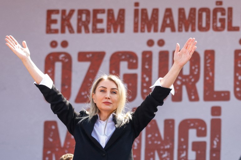 Dilek Kaya Imamoglu, l'épouse du maire arrêté d'Istanbul, Ekrem Imanoglu, fait des gestes d'une scène lors d'un rassemblement appelé par le Parti populaire républicain (CHP) à l'appui d'Imanoglu à Maltepe, à la périphérie d'Istanbul le 29 mars 2025.