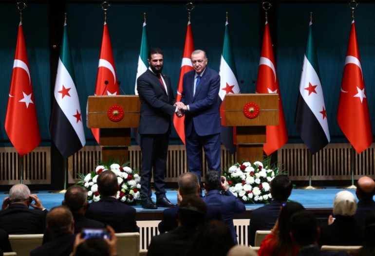 Le président de la Syrie nouvellement nommé pour une phase de transition, Ahmed Al-Sharaa et le président de la Turquie, Tayyip Erdogan, pose alors qu'ils se serrent la main après une conférence de presse conjointe au palais présidentiel à Ankara, en Turquie,