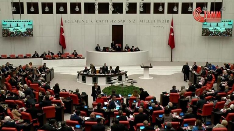 Quels titres ont cette semaine à la Grande Assemblée nationale turque?