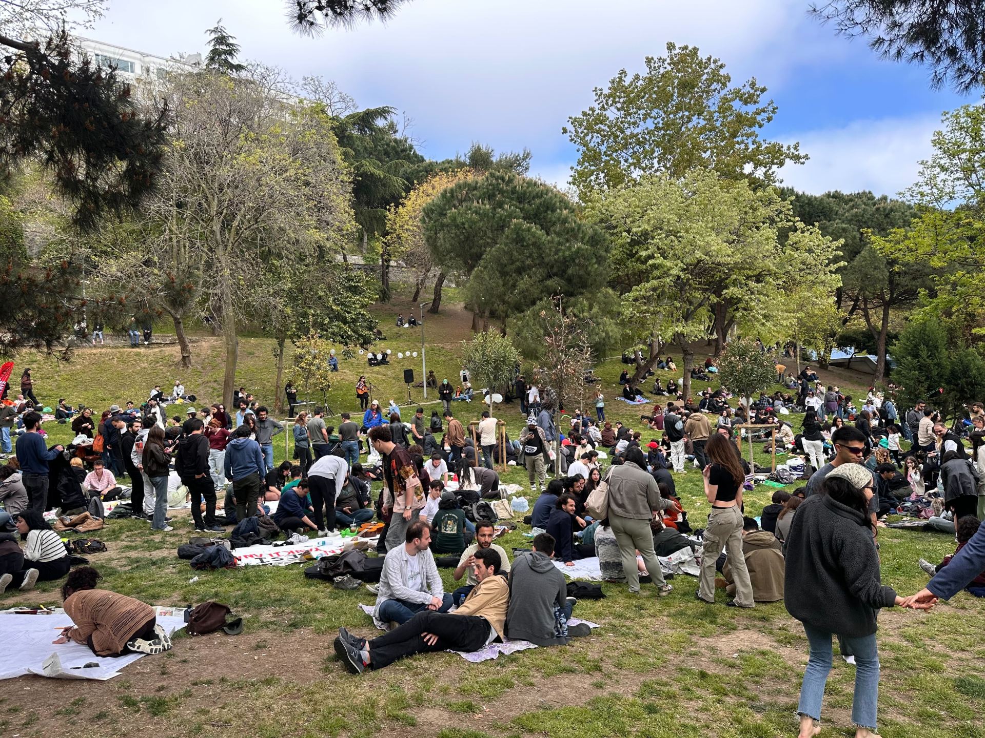 'J'ai attrapé mon chat et j'ai couru': Istanbul panique alors que le tremblement de terre frappe