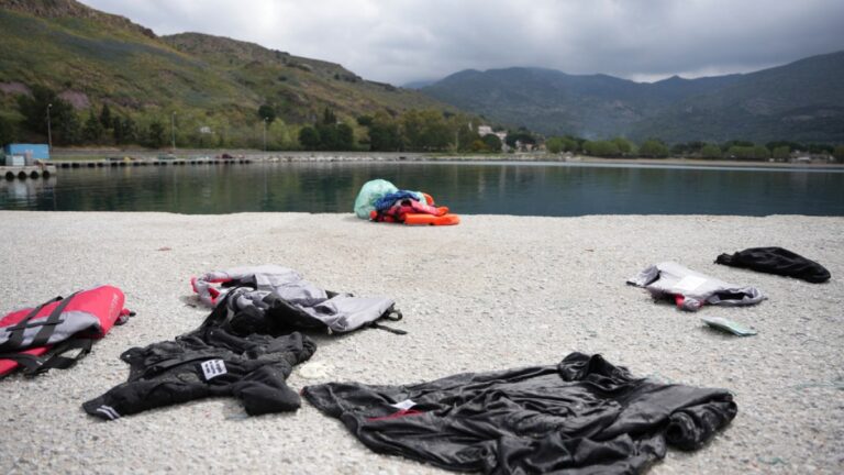 Au moins 16 tués alors que deux bateaux de réfugiés coulent de Turkiye et de la Grèce