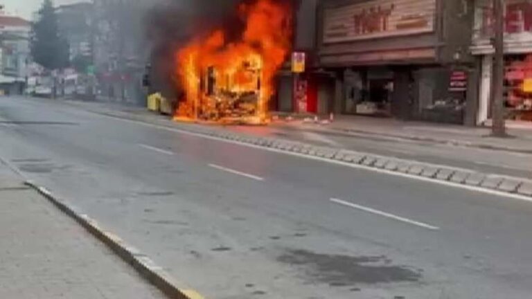 Iett Bus à ümraniye Burned Flames