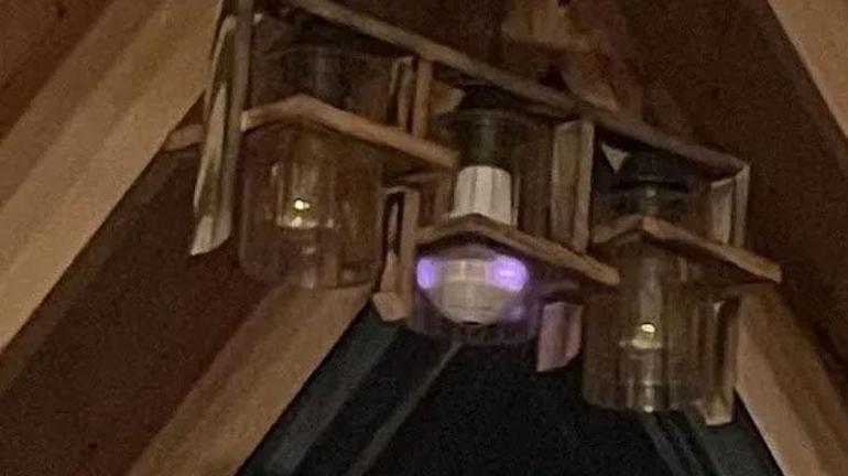 Une caméra cachée a été trouvée dans la lampe, un nouveau développement dans la honte bungaleuse