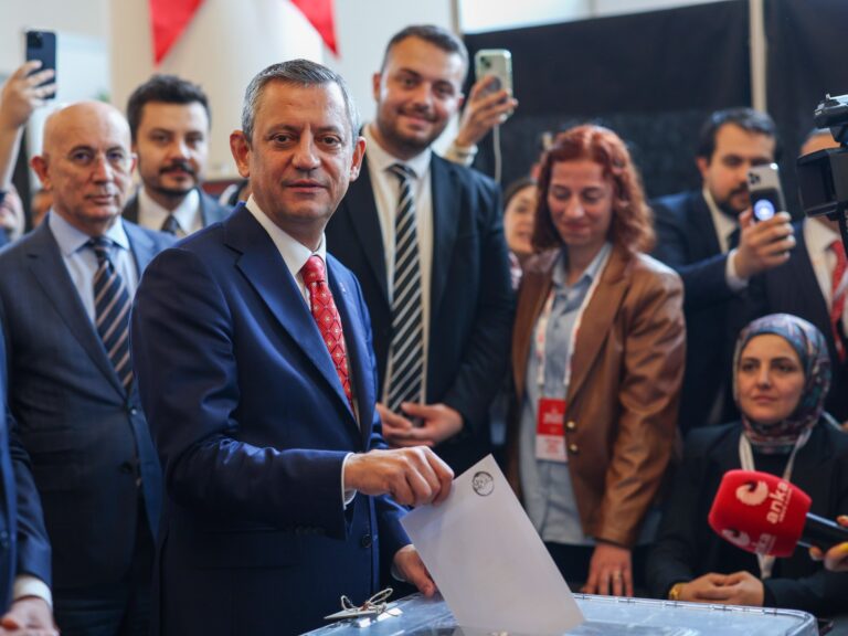 Le chef de l'opposition de Turkiye, Ozgur Ozel, a réélu président du parti CHP