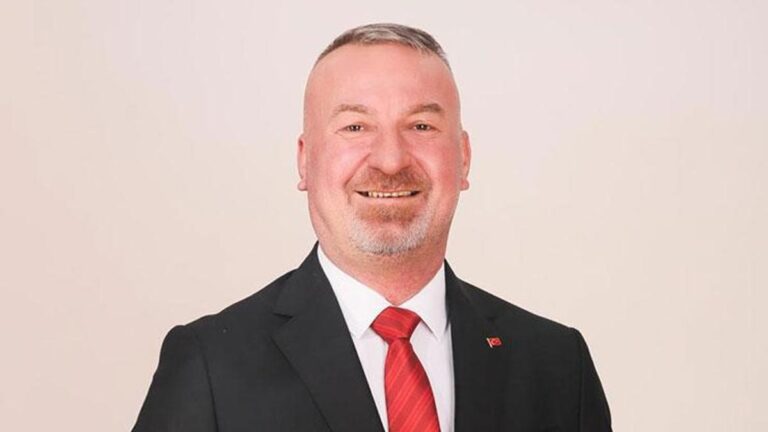 Le maire de Karacabey, Fatih Karabatı, a annoncé qu'il avait démissionné de la bonne fête