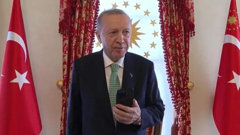 Présentation du téléphone du président Erdoğan à l'équipe de Trabzonspor U19