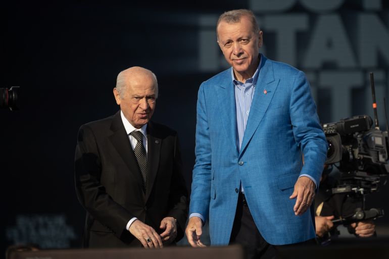 Istanbul, Turquie - 07 mai: Le président de la Turquie Recep Tayyip Erdogan et Devlet Bahceli, chef du Parti nationaliste du mouvement (MHP), accueillent les partisans lors d'un rassemblement lors de la campagne pour l'élection présidentielle le 07 mai 2023 à Istanbul, en Turquie. Le 14 mai, le président de la Turquie, Erdogan, fera face à son plus grand test électoral alors que les électeurs se rendront aux urnes des élections générales du pays. Erdogan est au pouvoir depuis plus de deux décennies, d'abord en tant que Premier ministre puis en tant que président, mais sa popularité a récemment pris un succès en raison de la crise économique continue de la Turquie et de la gestion de son gouvernement de séries de tremblements de terre dévastateurs qui ont frappé le sud-est du pays début février, tuant plus de 50 000 personnes. Pendant ce temps, l'opposition politique s'est unie autour d'un candidat, Kemal Kilicdaroglu, que certains sondages indiquent ont un avantage. (Photo de Burak Kara / Getty Images)