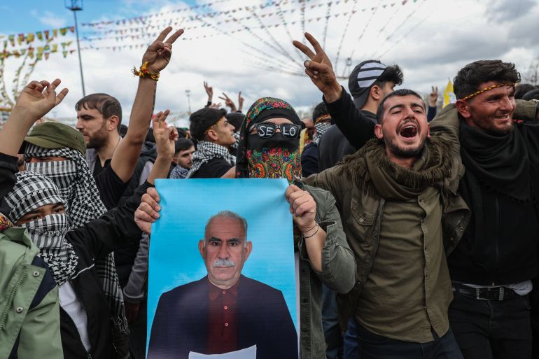 Diyarbakir, Turquie - 21 mars: Les jeunes kurdes masqués tiennent une affiche de chef de groupe militant PKK emprisonné Abdullah Ocalan lors des célébrations de Newroz le 21 mars 2025 à Diyarbakir, en Turquie. Newroz, ou Nowruz, une célébration de l'équinoxe printanier et du Nouvel An persan, est observé par un éventail diversifié de communautés à travers l'Asie occidentale et centrale, y compris les régions kurdes de la Turquie, de la Syrie et de l'Irak. Newroz est le festival le plus important de la culture kurde et a pris la forme d'expression politique parmi les Kurdes en Turquie. (Photo de Sedat Suna / Getty Images)