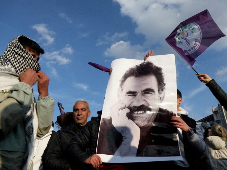 Le chef kurde Ocalan a dit au PKK de se dissoudre, il l'a fait: voici ce qu'il faut savoir