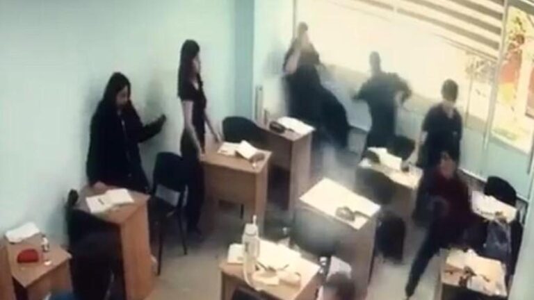 Il est entré dans la classe avec un couteau et un bâton et a attaqué l'élève: des moments d'horreur sur la caméra!