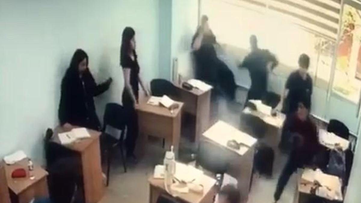 Il est entré dans la classe avec un couteau et un bâton et a attaqué l'élève: des moments d'horreur sur la caméra!