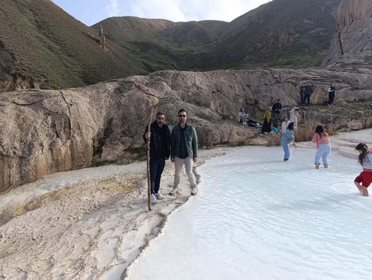 Visiteur face à Van Traver