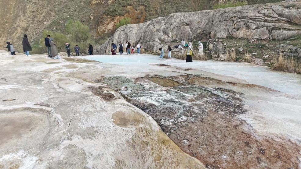 Visiteur face à Van Traver