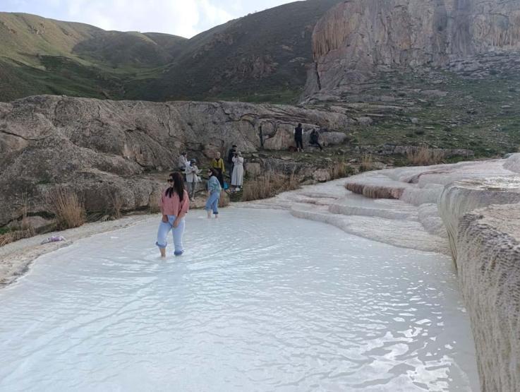 Visiteur face à Van Traver