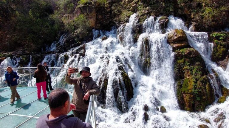 L'une des cascades les plus impressionnantes d'Anatolie! Les visiteurs sont inondés