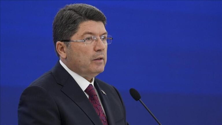 «  Droit à l'espoir '' du ministre de la Justice Tunç