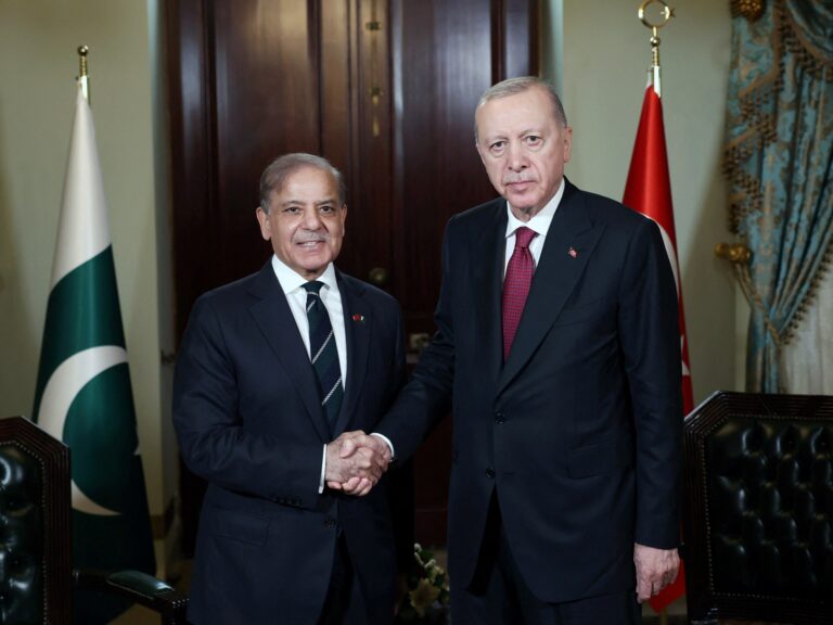 Erdogan de Turkiye rencontre Pakistan PM à Istanbul quelques semaines après le conflit indien