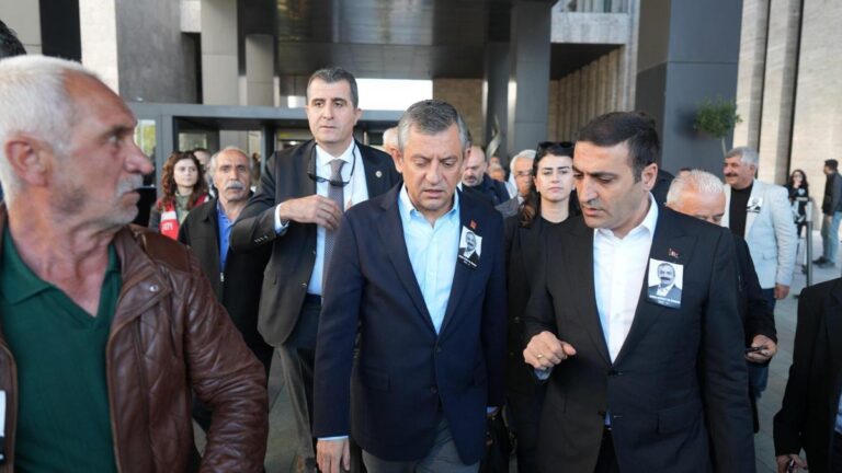 « Fist in Democracy » Abdulkadir Selvi a écrit …