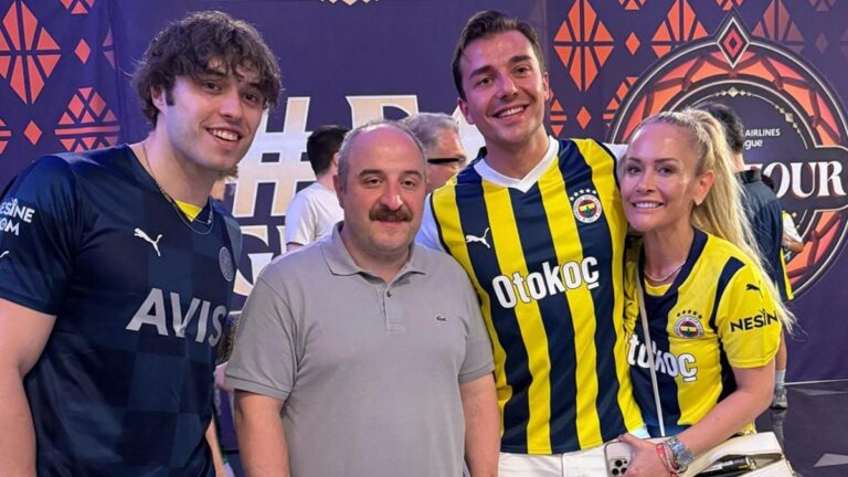 La pose de «Fenerbahçe» de Mustafa Varank à Abu Dhabi, l'un des phénomènes