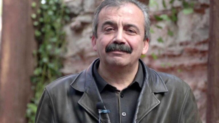 Le nom de Sırrı Süreyya Önder sera donné à la rue à Diyarbakır