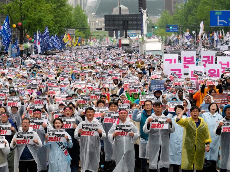 Les travailleurs observent le 1er mai avec des marches et des démos sous l'ombre des tarifs Trump | Actualités des droits des travailleurs