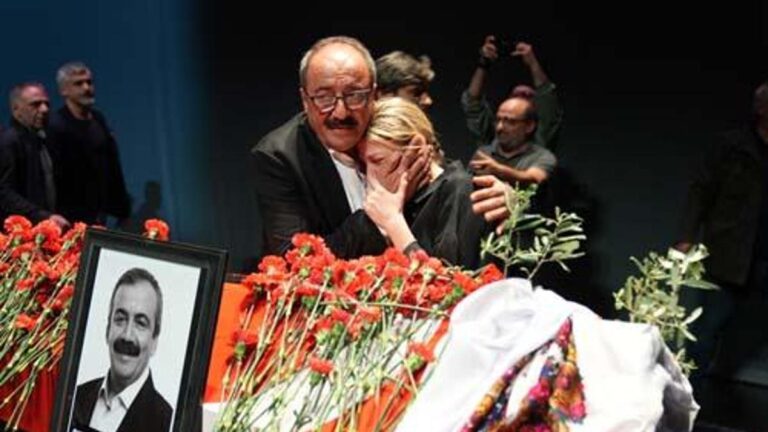 Sırrı Süreyya önder'e adieu! Le détail de la «branche des olives» dans le cercueil a attiré l'attention …