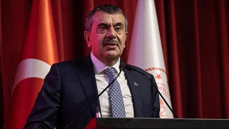 Y aura-t-il un changement dans l'éducation obligatoire? Le ministre Tekin a répondu