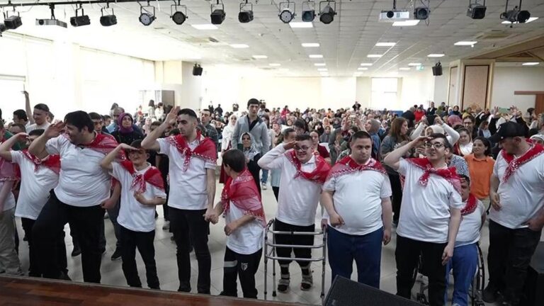 Les jeunes handicapés ont été envoyés aux militaires en tant que représentation