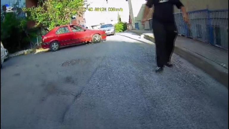 Des moments pleins de peur dans la circulation ont attiré un couteau avec sa fille au conducteur qu'il a soutenu