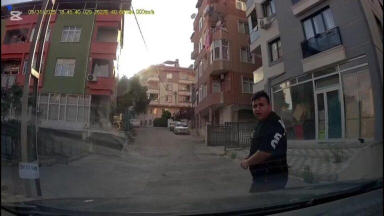 Moments pleins de peur dans la circulation! Il a tiré un couteau avec sa fille au chauffeur, il a fait valoir