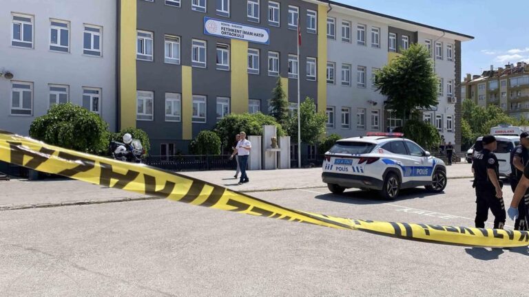 Des moments d'horreur à l'école! Attaque armée contre le professeur