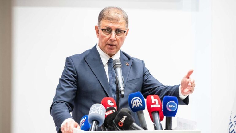 La municipalité métropolitaine d'Izmir tire 1030 personnes