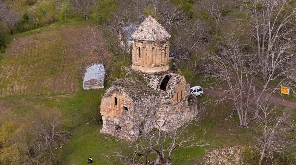 Il se démarque avec son emplacement et sa texture historique avec la nature.