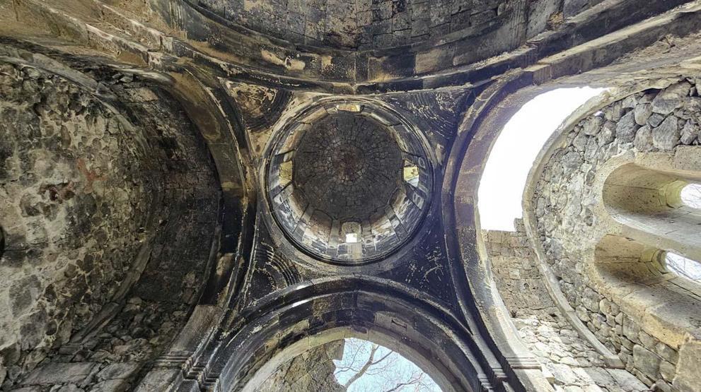 Il se démarque avec son emplacement et sa texture historique avec la nature.