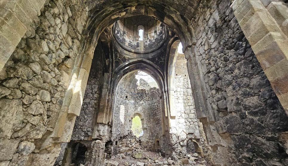 Il se démarque avec son emplacement et sa texture historique avec la nature.