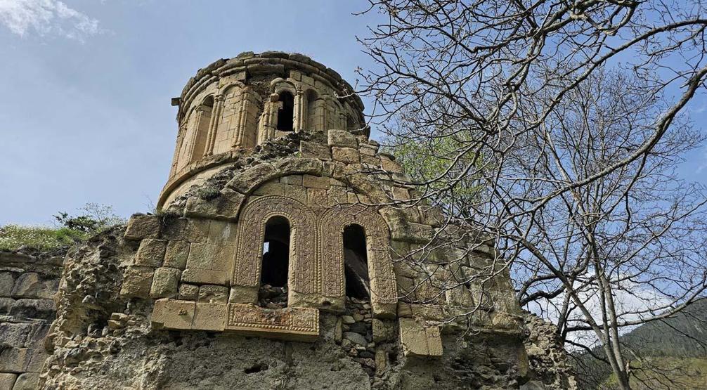 Il se démarque avec son emplacement et sa texture historique avec la nature.