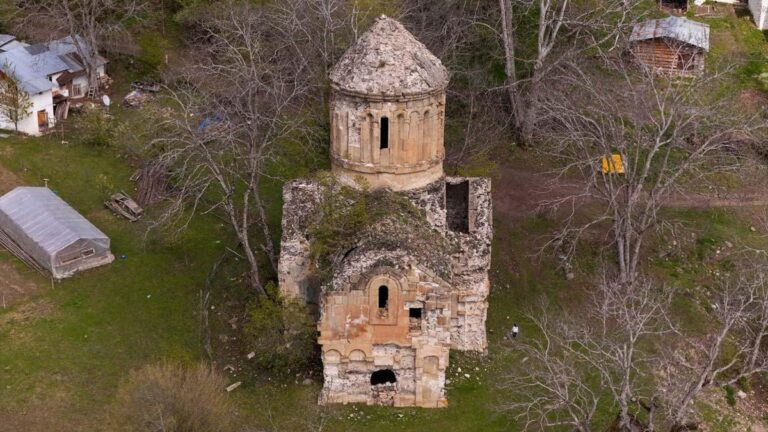 Il se démarque avec son emplacement et sa texture historique entrelacée avec la nature! Visiteurs du monastère de Rabat