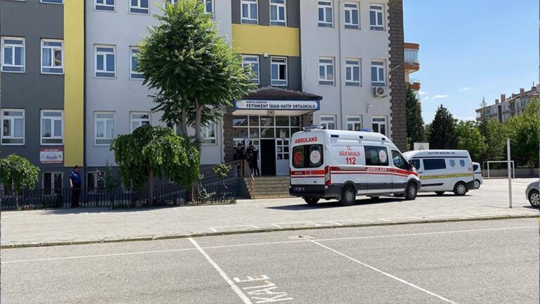 Attaque armée contre l'enseignant travaillant à l'école: a perdu la vie